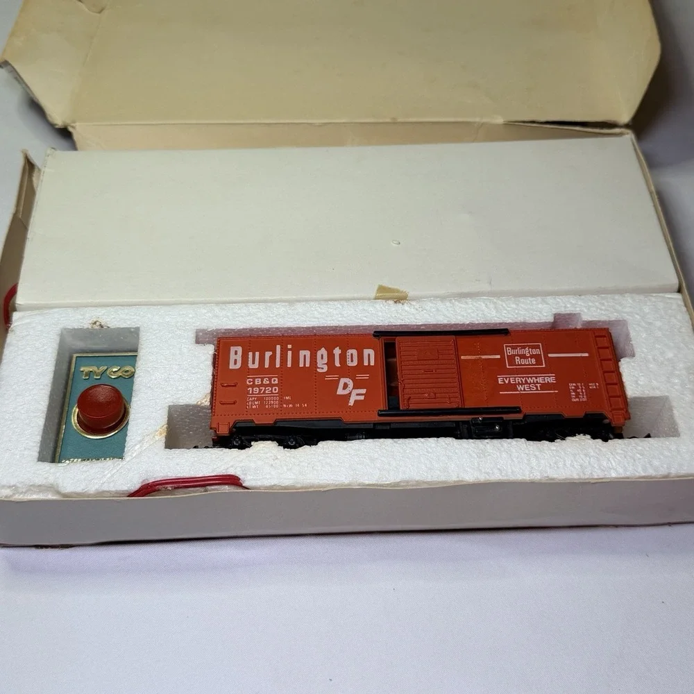 Vintage Tyco HO Scale Freight Unloading Box Car Set (No. 930) Train Set With Box
